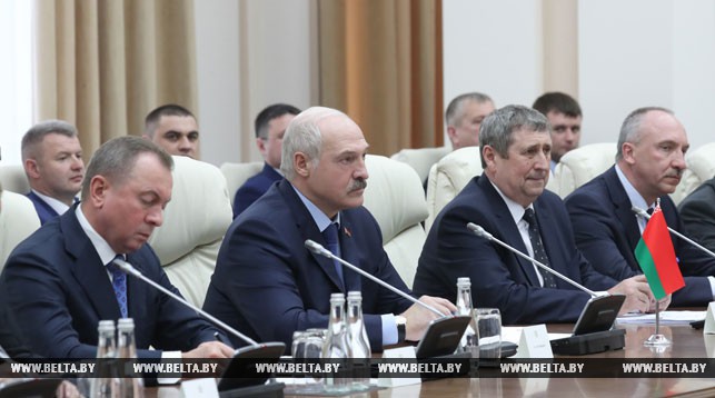 Александр Лукашенко во время встречи в расширенном формате