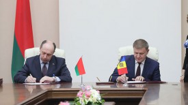 Министр промышленности Беларуси Виталий Вовк и председатель правления банка Moldova Agroindbank Сергей Чеботарь