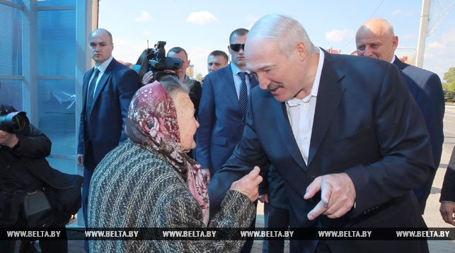 Александр Лукашенко общается с жительницей Житковичей