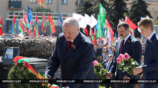 Александр Лукашенко во время возложения
