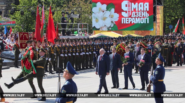 Александр Лукашенко во время церемонии возложения