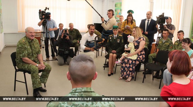 Александр Лукашенко во время общения с пограничниками и членами их семей
