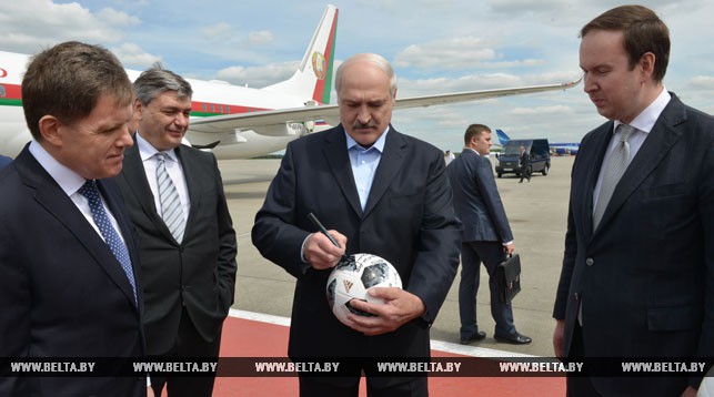 Александр Лукашенко оставил автограф на футбольном мяче и надпись с пожеланием - "Удачи братьям россиянам!"