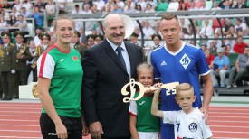 (слева направо) Татьяна Холодович, Александр Лукашенко и Артем Быков