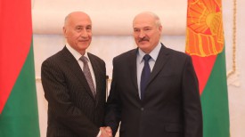 Президент Беларуси Александр Лукашенко и Чрезвычайный и Полномочный Посол Узбекистана в Беларуси Насирджан Юсупов