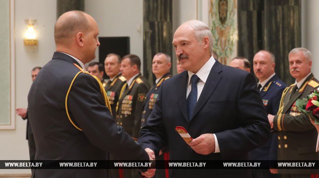 Александр Лукашенко вручает погоны генерал-майора милиции начальнику УВД Брестского облисполкома Александру Астрейко