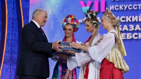Александру Лукашенко вручают пояс-оберег
