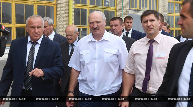 Александр Лукашенко во время посещения Оршанского мясоконсервного комбината