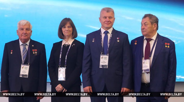 На фото (слева направо) Петр Климук, Бонни Данбар, Олег Новицкий, Владимир Коваленок