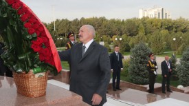 Александр Лукашенко возлагает венок к Монументу Независимости и гуманизма.