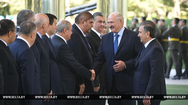 Александр Лукашенко и Шавкат Мирзиеев (справа) во время визита