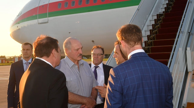 Александр Лукашенко в аэропорту