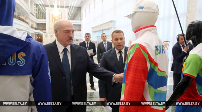 Александр Лукашенко во время презентации формы