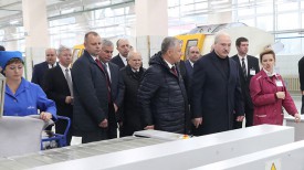 Александр Лукашенко во время посещения Витебского мехового комбината