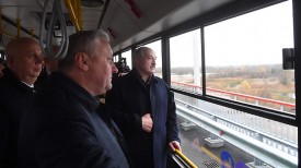 Александр Лукашенко проехал на автобусе по новому мосту