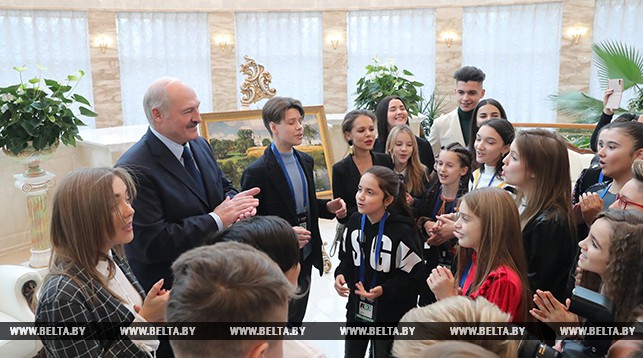 Александр Лукашенко с с участниками детского "Евровидения"