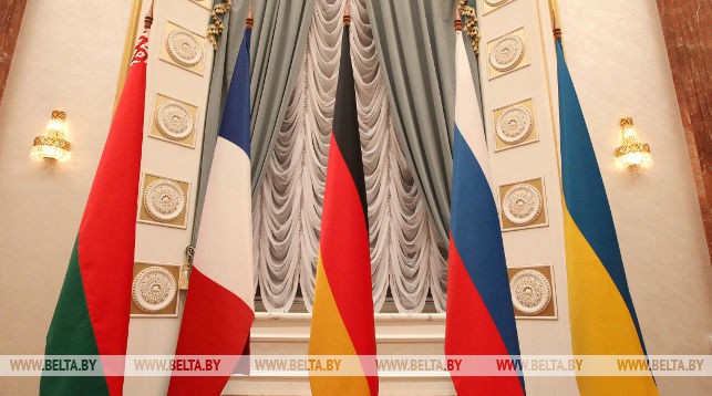 Флаг Беларуси и флаги государств-участников "нормандской четверки". Фото из архива