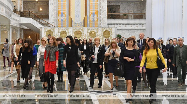 Сотрудники БЕЛТА во время экскурсии во Дворце Независимости
