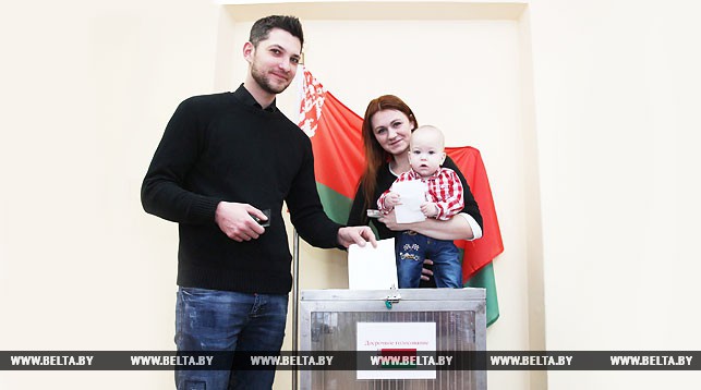 Сергей и Ольга Авечкины с сыном Егором на участке для голосования №5 в Витебске