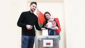 Сергей и Ольга Авечкины с сыном Егором на участке для голосования №5 в Витебске