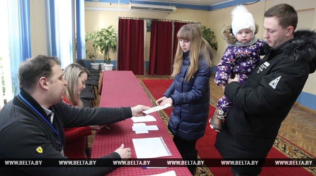 Семья Головковых на участке для голосования №5 в г. Витебске