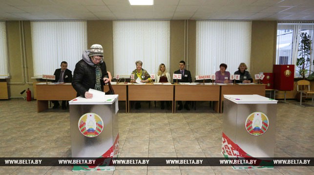 Алла Фролова на участке для голосования №34 в Минском государственном медицинском колледже