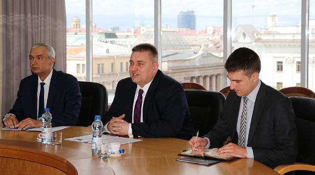 Олег Кравченко (в центре). Фото МИД