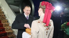 Ильхам Алиев в Национальном аэропорту Минск. Фото из архива
