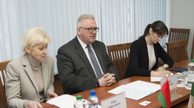 Игорь Карпенко (в центре). Фото с сайта Министерства образования