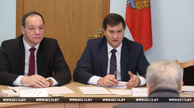 Председатель Осиповичского райисполкома Павел Наливайко и Максим Рыженков во время приема граждан