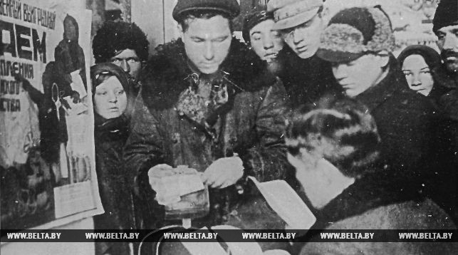 Крестьяне одного из сельсоветов Белоруссии покупают облигации Государственного займа. 1 февраля 1926 года