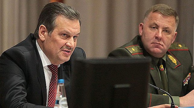 Анатолий Калинин (слева). Фото с сайта Совета Министров РБ
