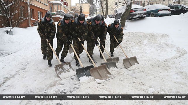 Курсанты Военной академии убирают снег
