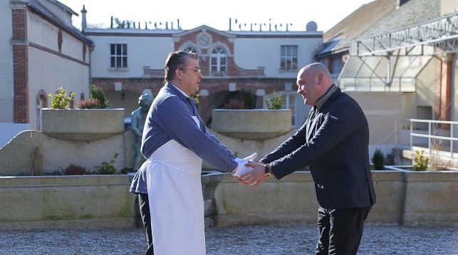 Рукопожатие французского и белорусского виноделов: генеральный директор Минского завода виноградных вин Иван Троцкий и представитель Дома "Лорен Перье".