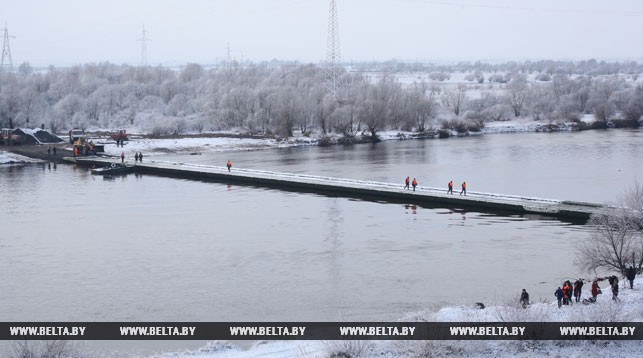 Понтонный мост через Припять. Фото из архива