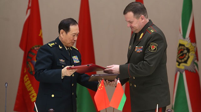 Вэй Фэнхэ и Андрей Равков. Фото с сайта Министерства обороны