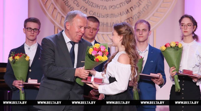 Заместитель премьер-министра Василий Жарко награждает Марию Магильную