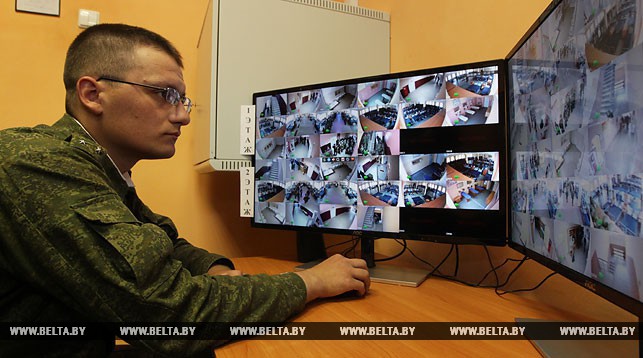 Гвардии лейтенант Николай Ярец работает с системой видеонаблюдения