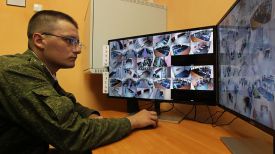 Гвардии лейтенант Николай Ярец работает с системой видеонаблюдения