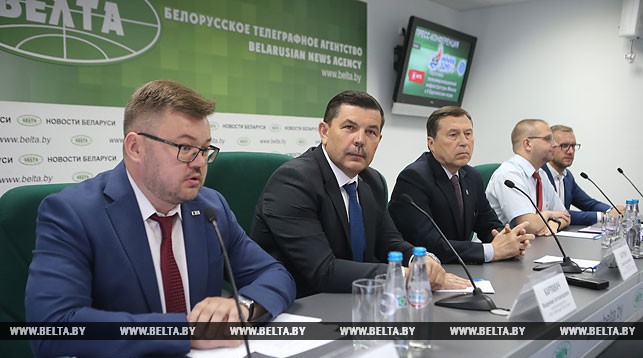 Алексей Тяжких (слева) во время пресс-конференции