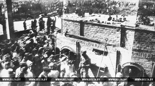 1944 год. Концлагерь "Тростенец" близ Минска. Печи, в которых фашисты сжигали узников.