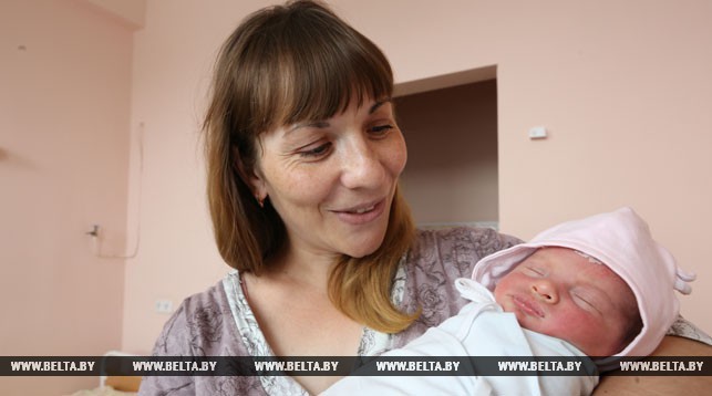 Марина Бондаренко с новорожденным ребенком