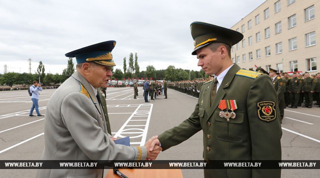 Молодого офицера поздравляет генерал-майор авиации Анатолий Сульянов