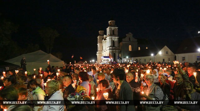 Торжественная процессия со свечами в Будславе. Фото из архива