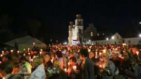Торжественная процессия со свечами в Будславе. Фото из архива