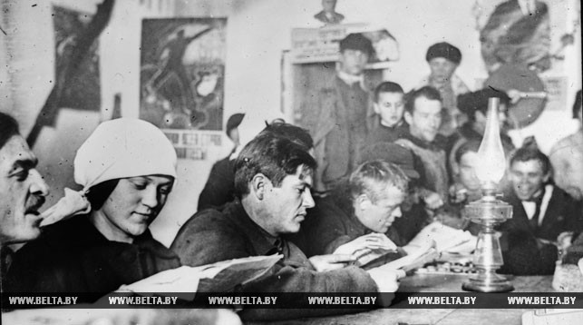 Занятия кружка ликбеза в колхозе имени Дзержинского Гомельского округа. 1929 год