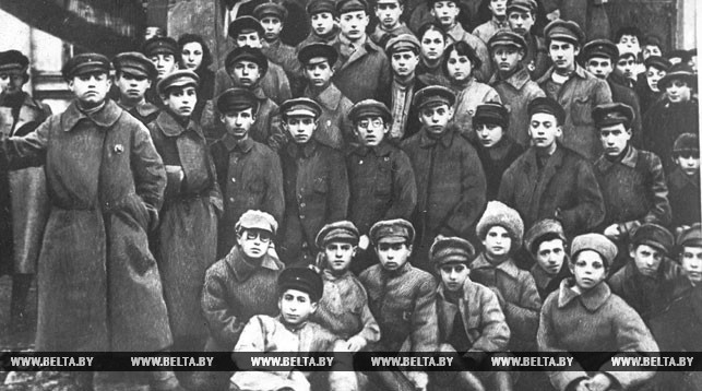 Группа витебских комсомольцев, отправляющихся на фронты гражданской войны по комсомольской мобилизации. 1919 год