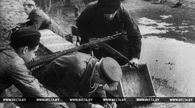 Партизаны минируют мост. 1943 год