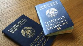 Биометрический паспорт нового образца рядом с действующим паспортом. Фото из архива