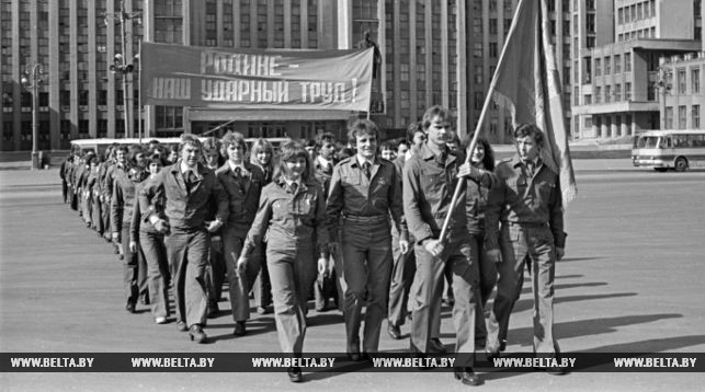 Всесоюзный ударный комсомольский отряд "Молодогвардеец" перед отправкой из Минска на сооружение железной дороги Сургут-Уренгой. 1980 год